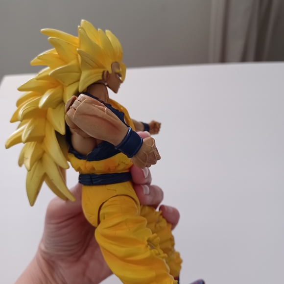 9" Dragon Ball Z Movie Edition 'Battle Damaged' Goku SS3 Action Figure - Picture 6 of 13